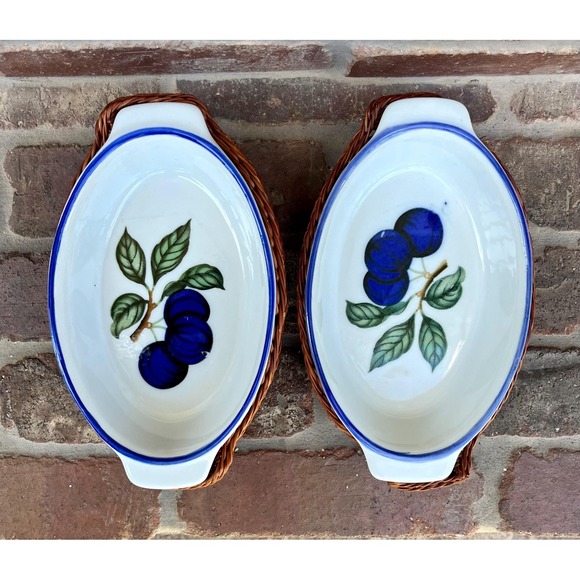 Adorable set of vintage blueberry casserole dishes in wicker baskets. Set of 3. - Picture 7 of 11